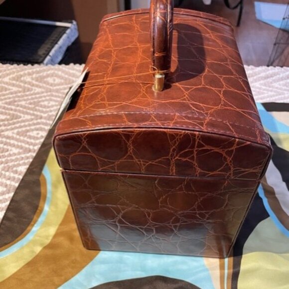 Nice! Bentony 1990's Alligator Embossed Travel Makeup Case with Lock  (NWOT) - Picture 12 of 16